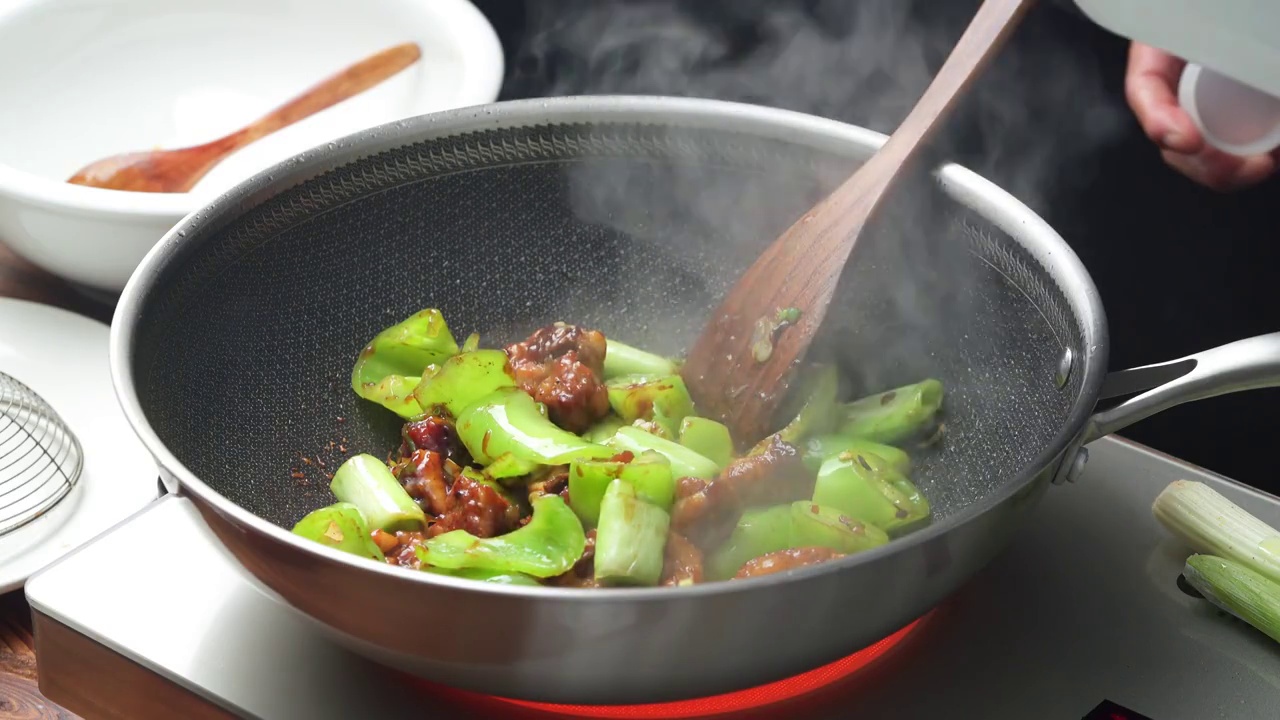 中国传统川菜辣子鸡制作过程视频素材