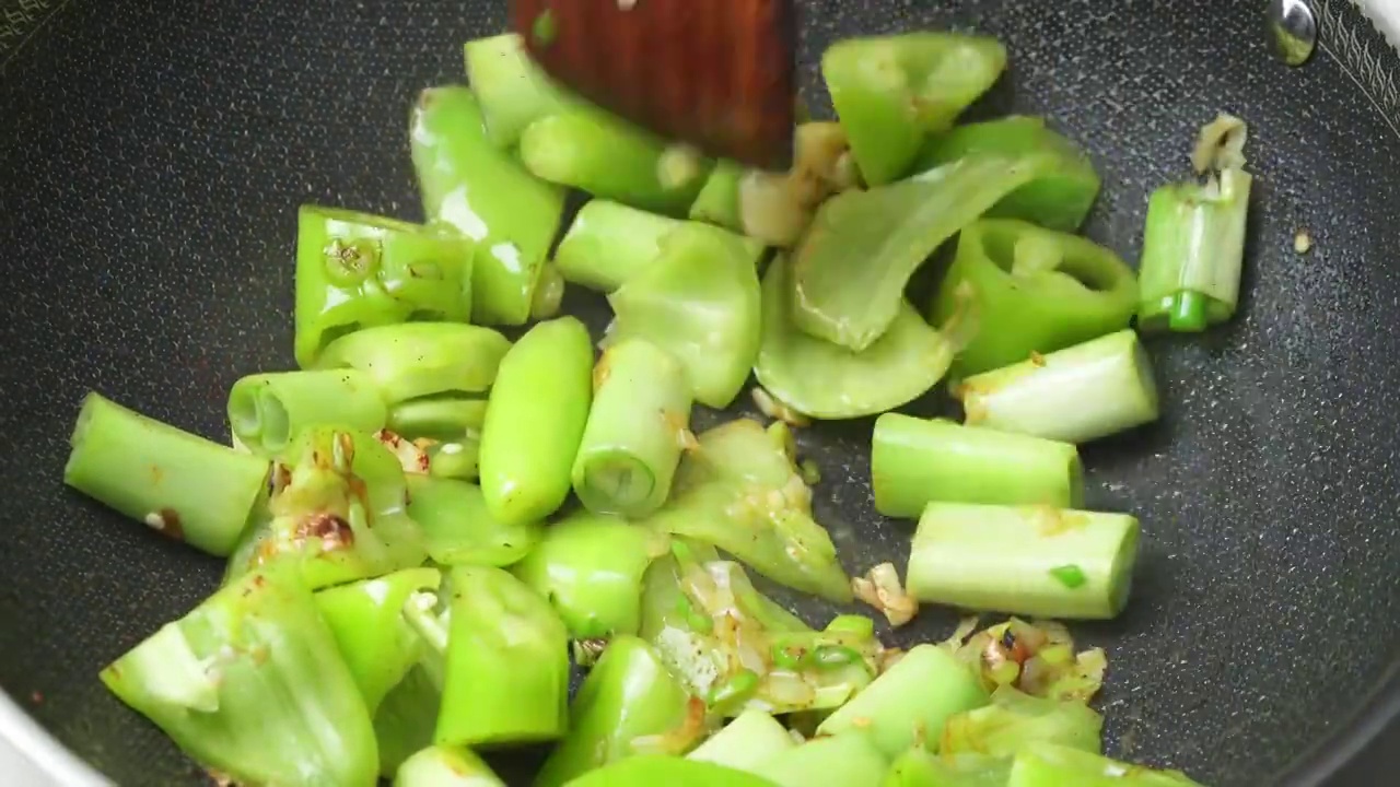 中国传统川菜辣子鸡制作过程视频素材