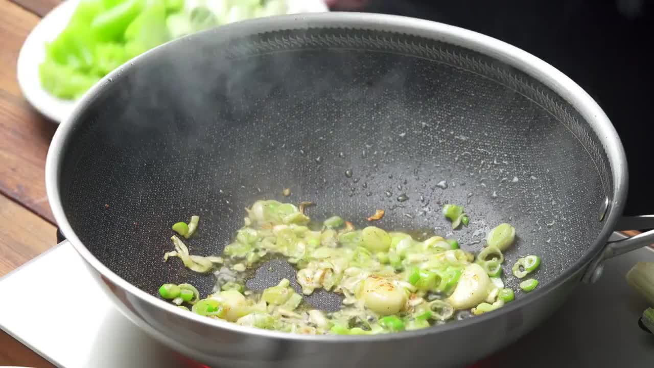 中国传统川菜辣子鸡制作过程视频素材