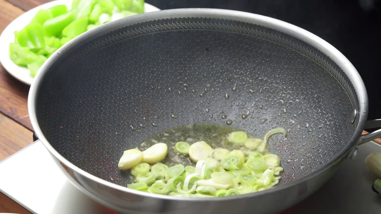 中国传统川菜辣子鸡制作过程视频素材