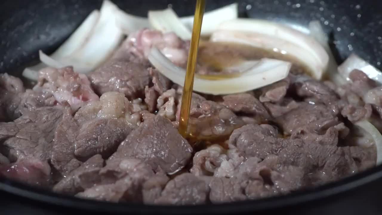 日本和食厨师制作和牛寿喜锅视频素材