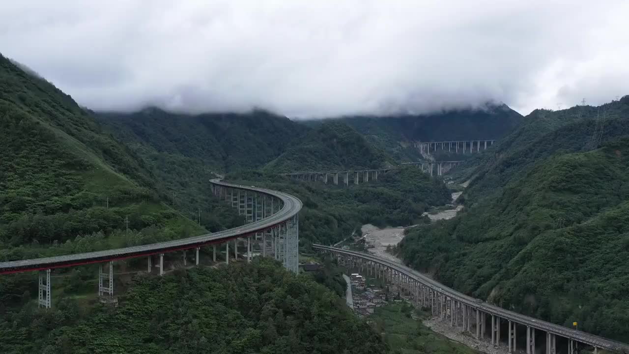 四川凉山：京昆高速西昌段山区云雾风光视频素材