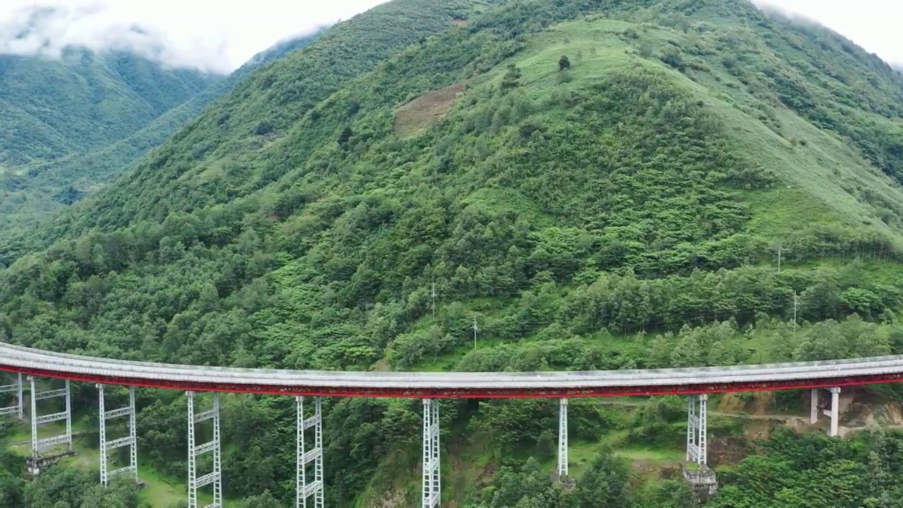 四川凉山：京昆高速西昌段山区云雾风光视频素材