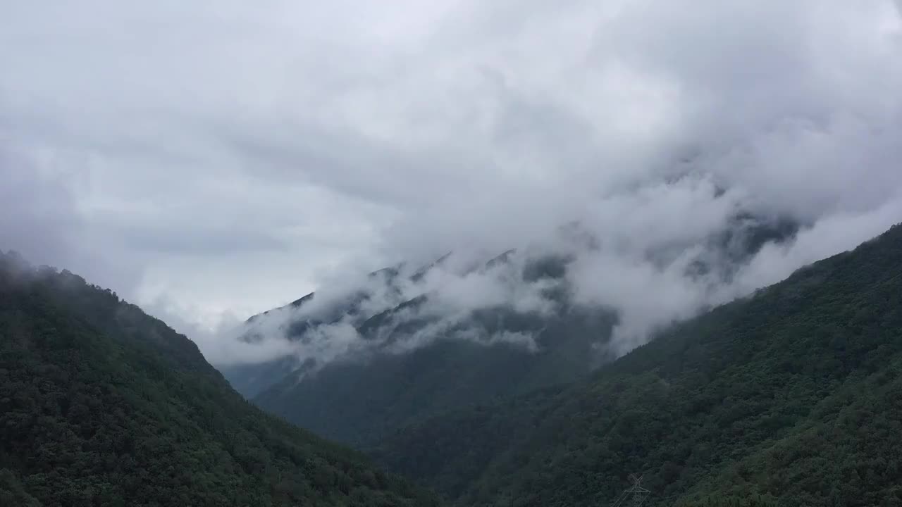 四川凉山：京昆高速西昌段山区云雾风光视频素材