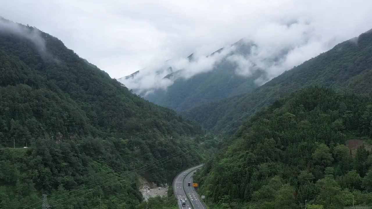 四川凉山：京昆高速西昌段山区云雾风光视频素材