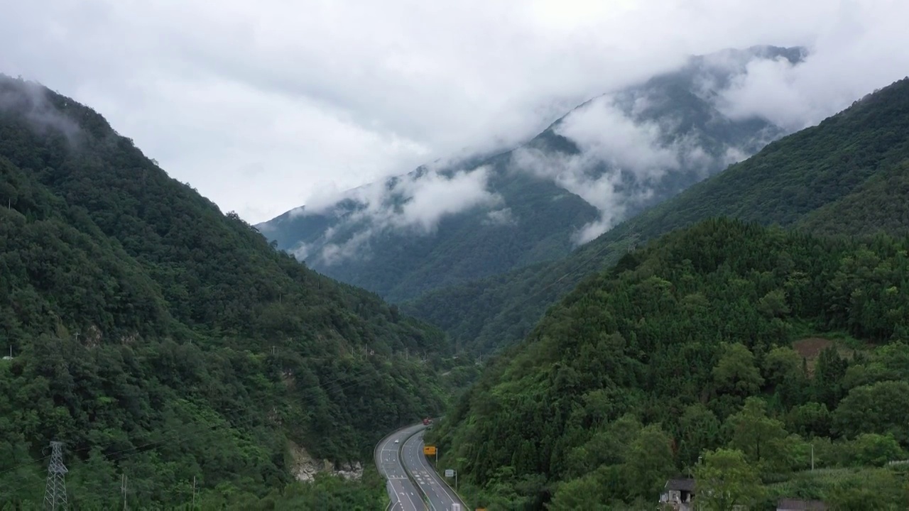 四川凉山：京昆高速西昌段山区云雾风光视频素材