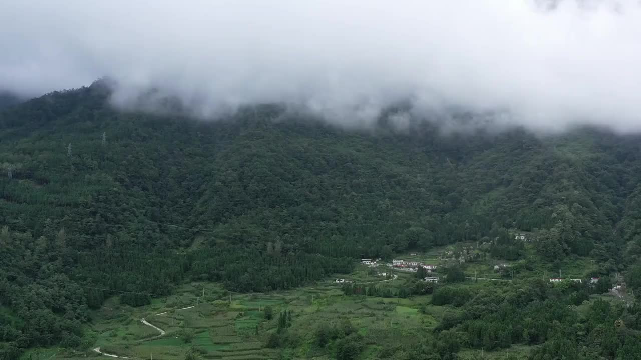 四川凉山：京昆高速西昌段山区云雾风光视频素材