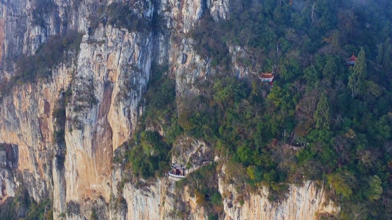 云雾中的昆明市西山公园航拍视频素材