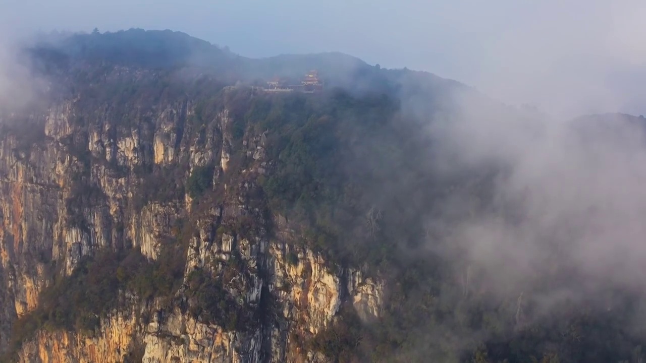 云雾中的昆明市西山公园航拍视频素材