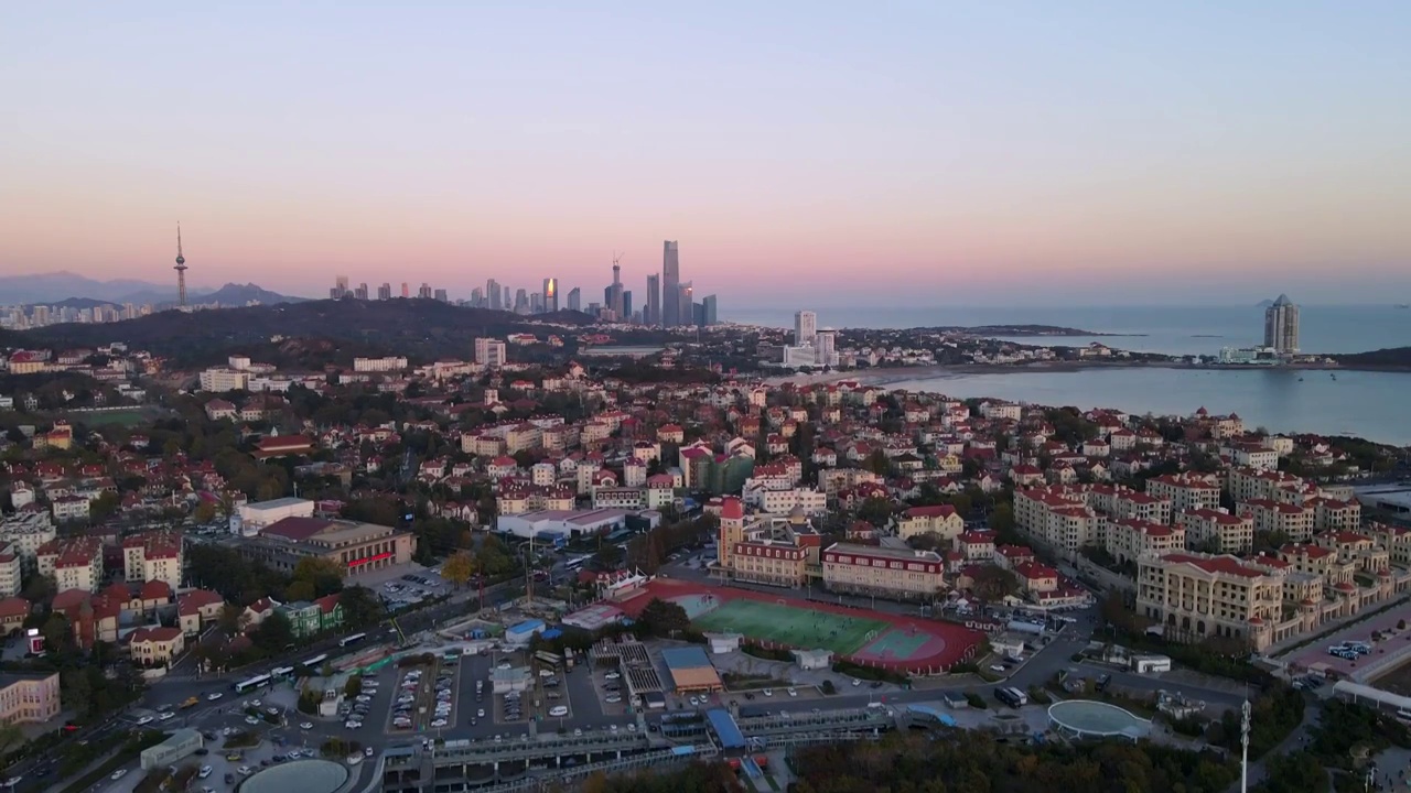 航拍青岛湾区西部老城和晚霞夕阳视频素材