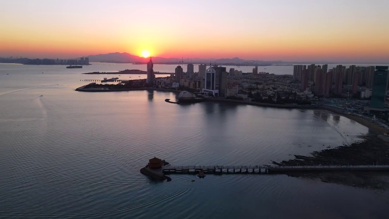 航拍青岛湾区西部老城和晚霞夕阳视频素材