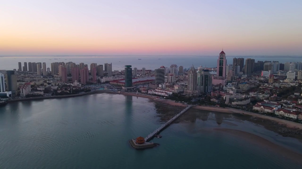 航拍青岛湾区西部老城和晚霞夕阳视频素材