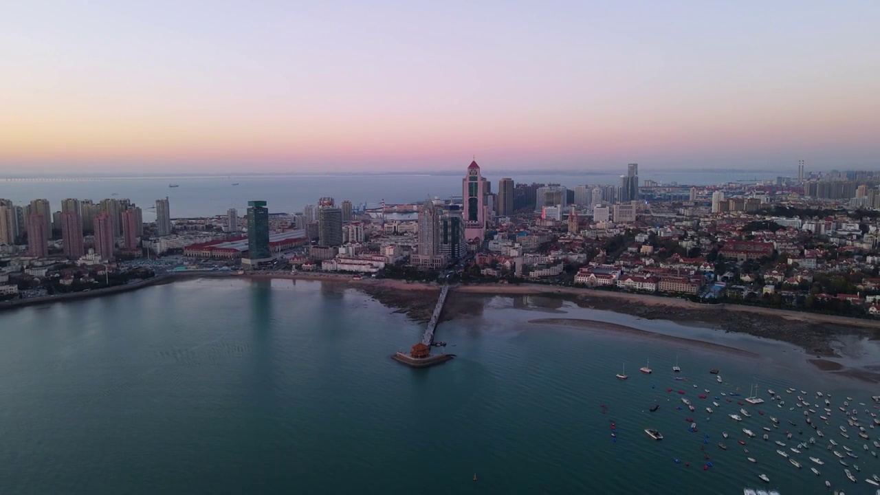 航拍青岛湾区西部老城和晚霞夕阳视频素材