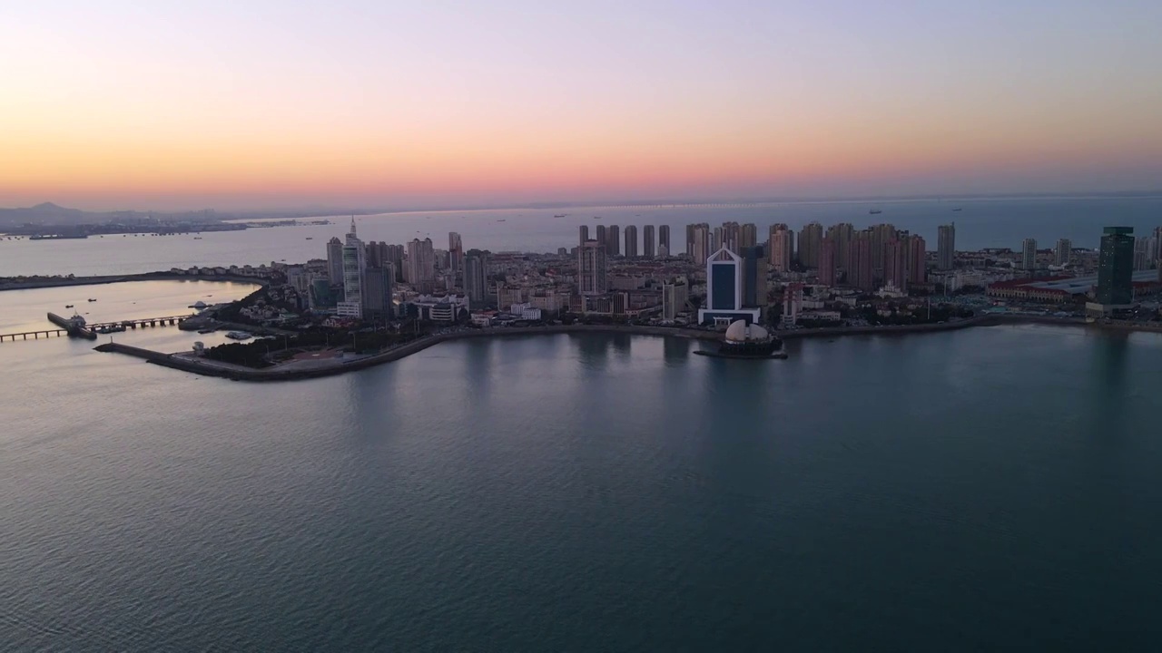 航拍青岛湾区西部老城和晚霞夕阳视频素材