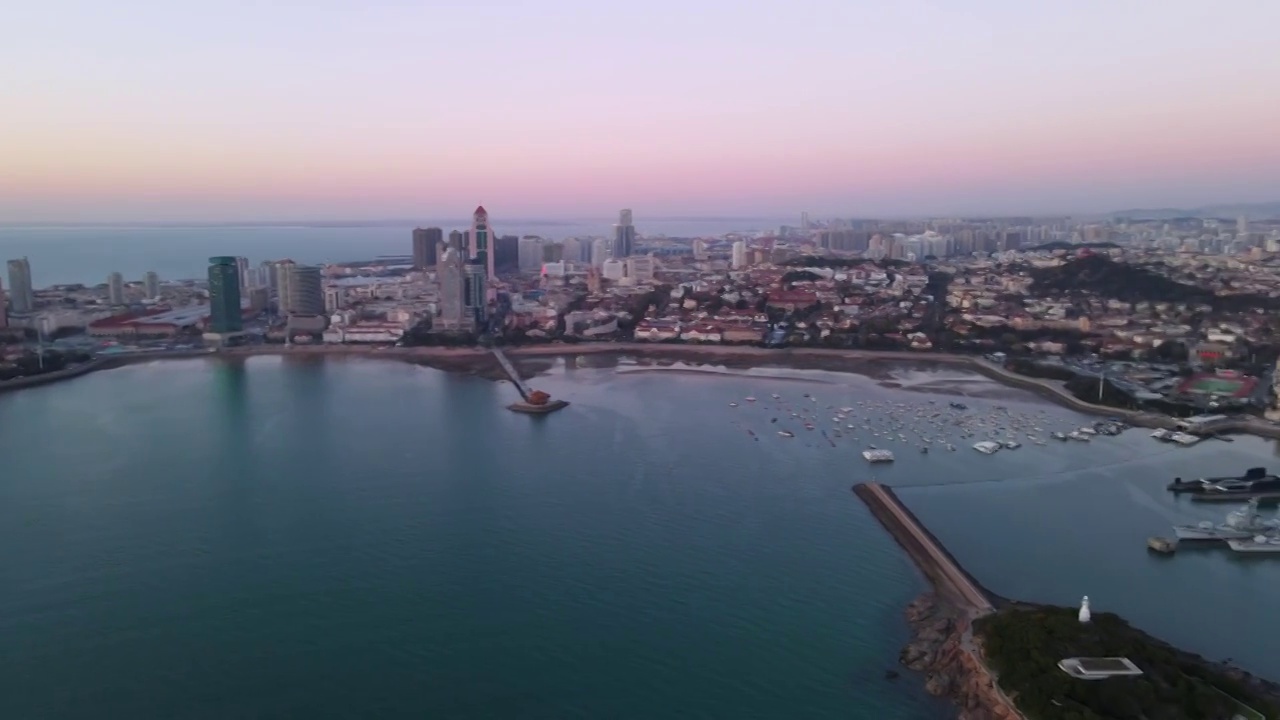 航拍青岛湾区西部老城和晚霞夕阳视频素材