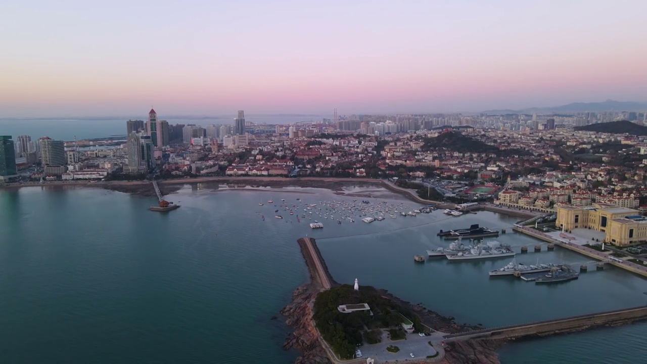 航拍青岛湾区西部老城和晚霞夕阳视频素材