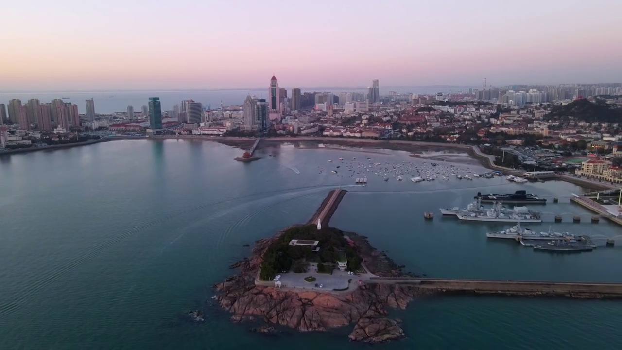 航拍青岛湾区西部老城和晚霞夕阳视频素材