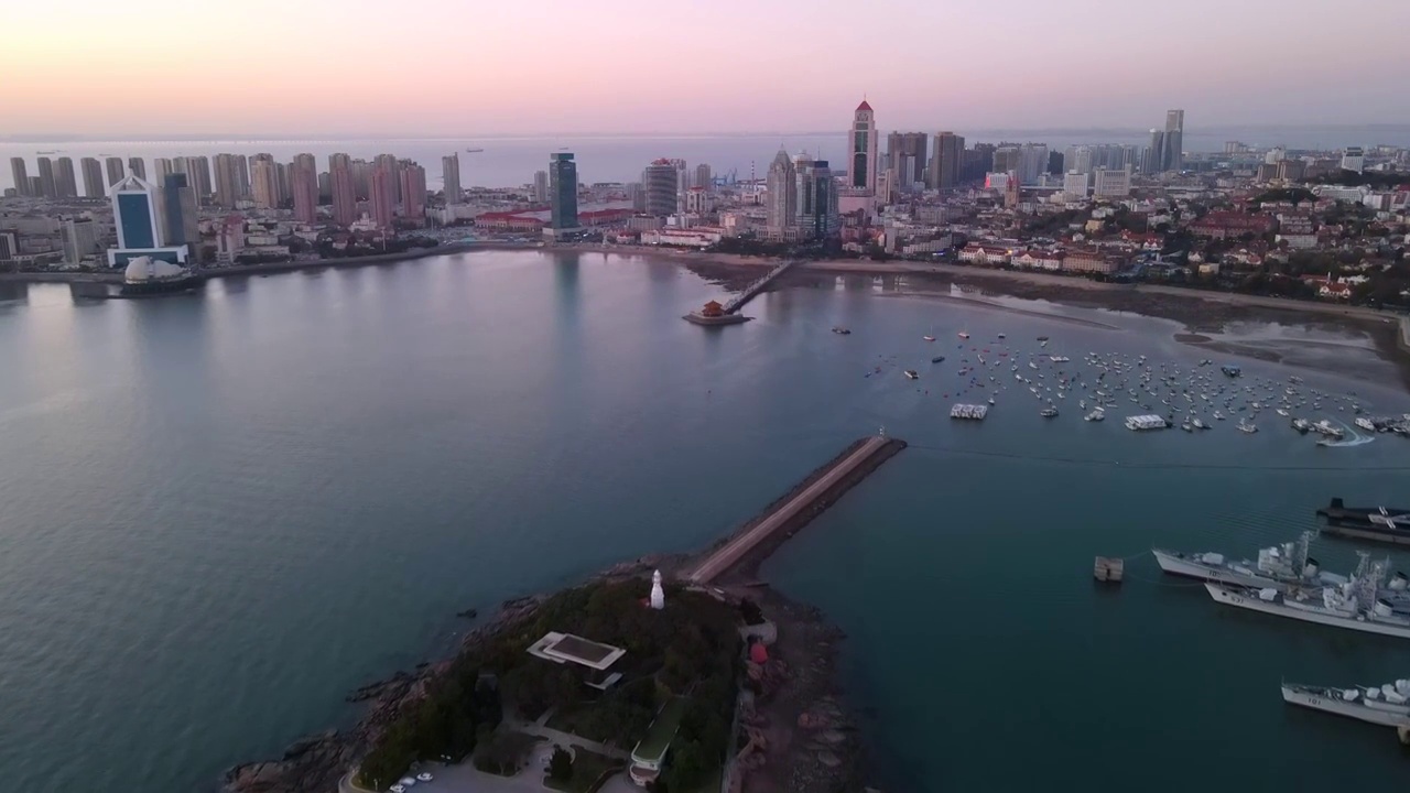 航拍青岛湾区西部老城和晚霞夕阳视频素材