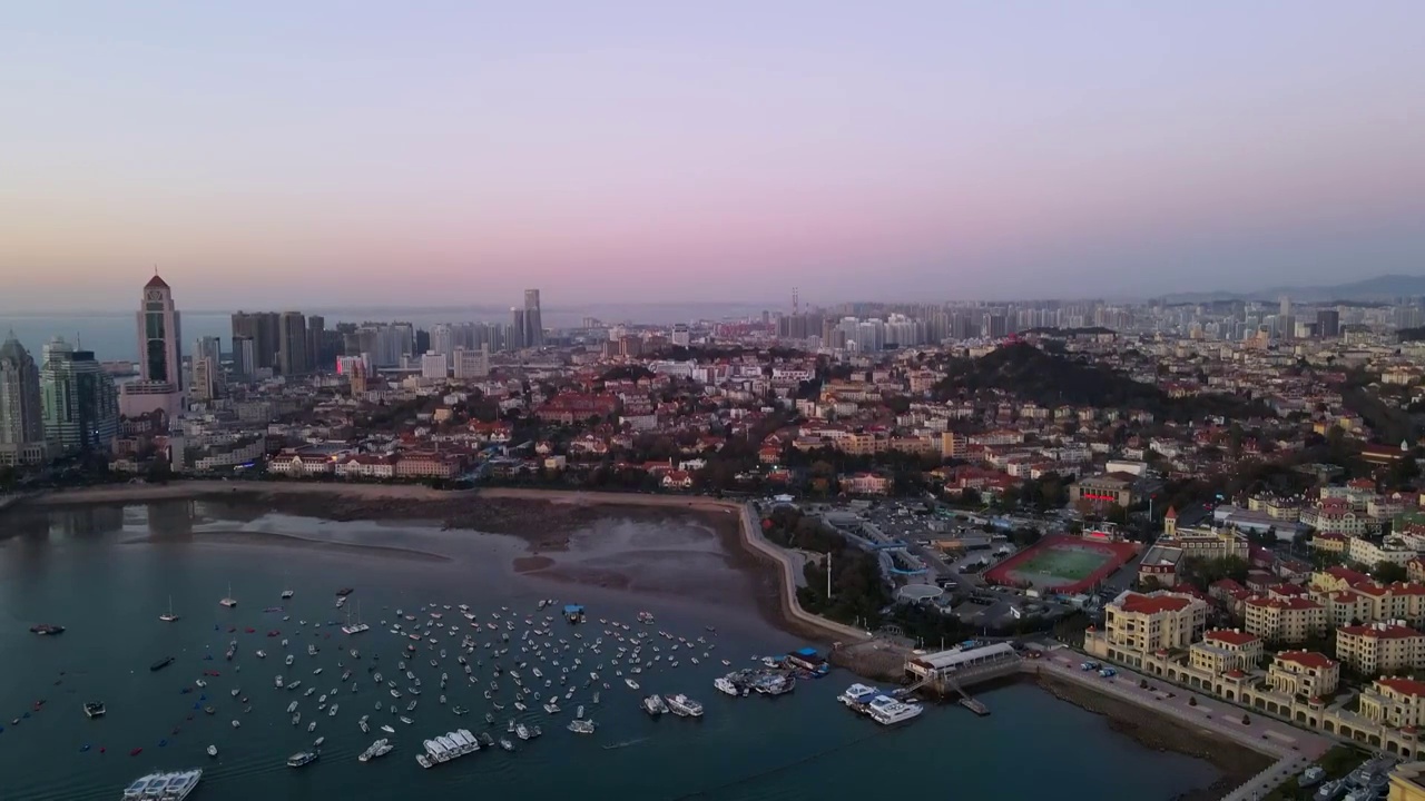 航拍青岛湾区西部老城和晚霞夕阳视频素材