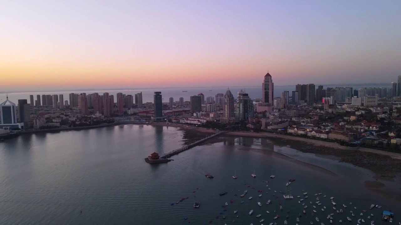 航拍青岛湾区西部老城和晚霞夕阳视频素材