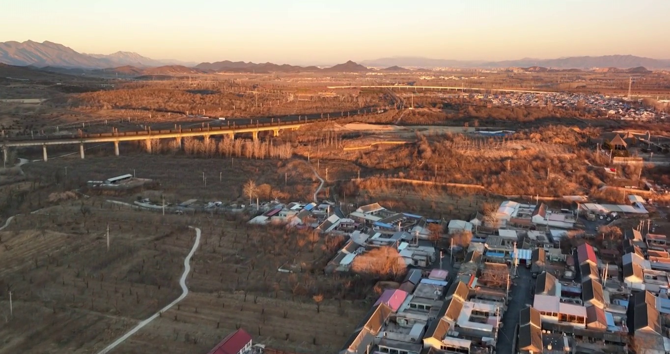 航拍大秦铁路煤炭货运列车视频素材