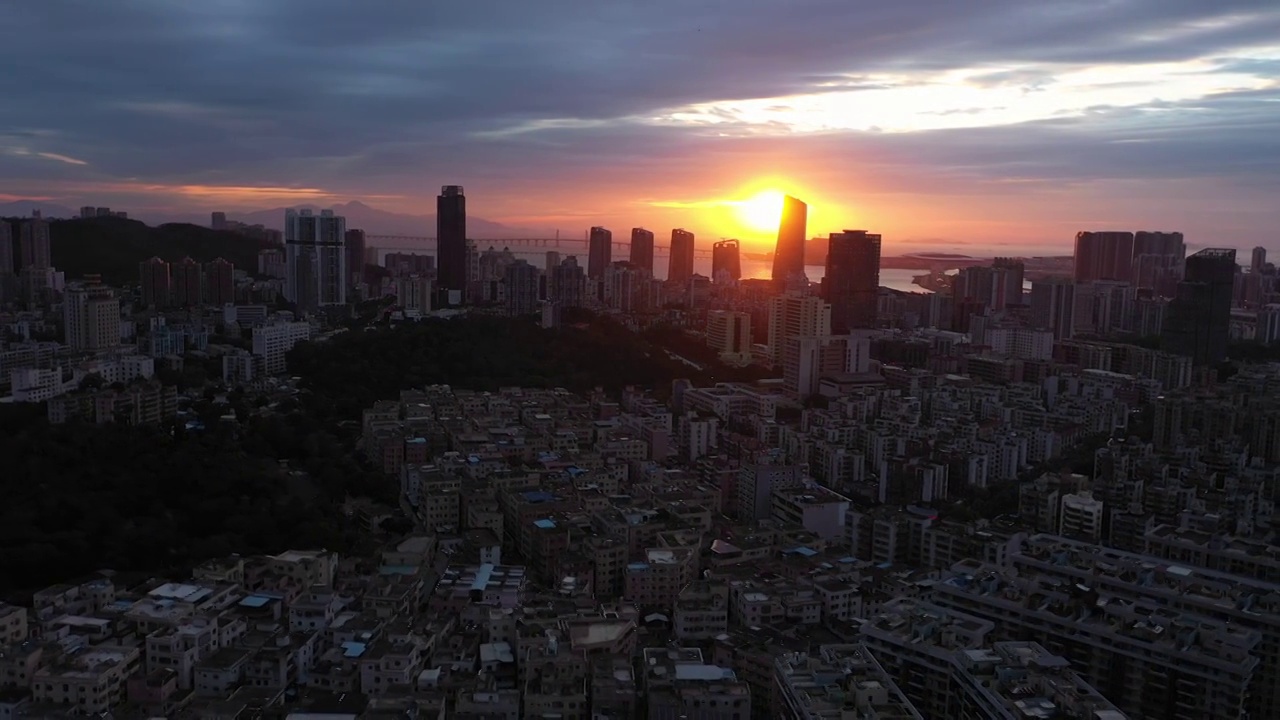 广东省珠海市拱北天际线城市风光日出航拍视频素材