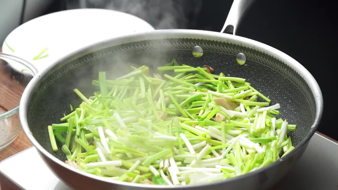 中国常见家常菜蒜苗炒鸡丝烹饪过程视频素材