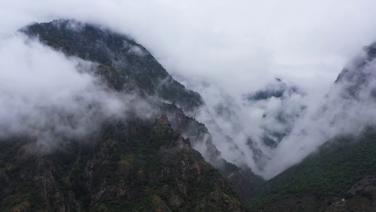 四川甘孜：邛崃山上的云雾视频素材