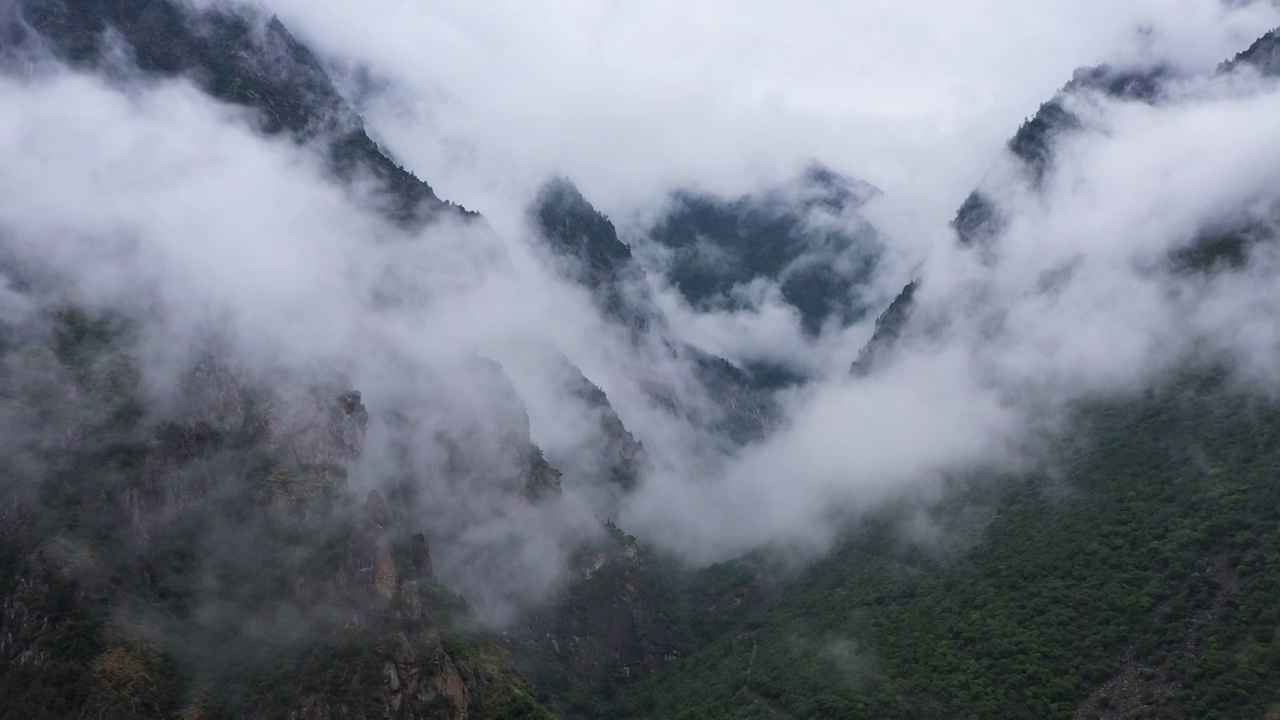 四川甘孜：邛崃山上的云雾视频素材