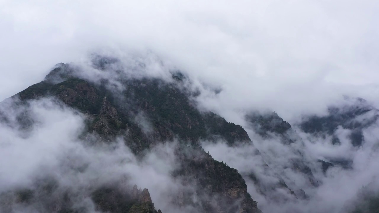 四川甘孜：邛崃山上的云雾视频素材