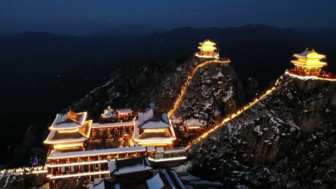 河南省洛阳市栾川县老君山风景区金顶道观群夜景视频素材