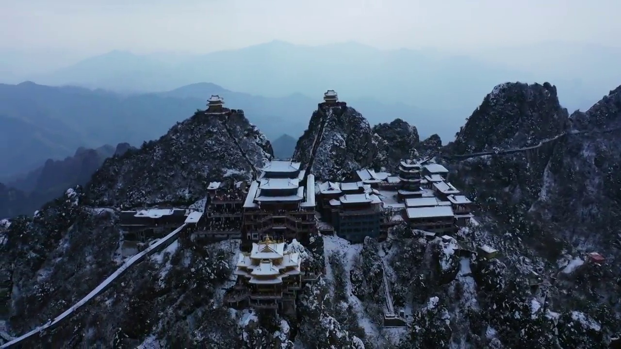 河南省洛阳市栾川县老君山风景区金顶道观群视频素材