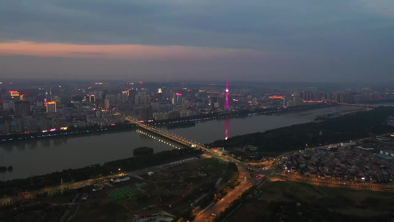 河南省洛阳市西工区洛河北岸牡丹大桥洛阳电视塔夜景视频素材