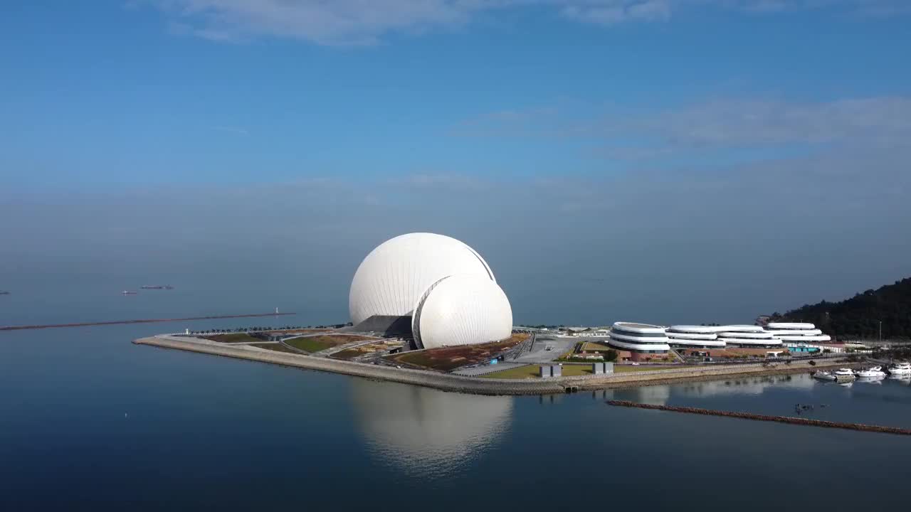 珠海日月贝歌剧院平移航拍，游艇远离视频素材