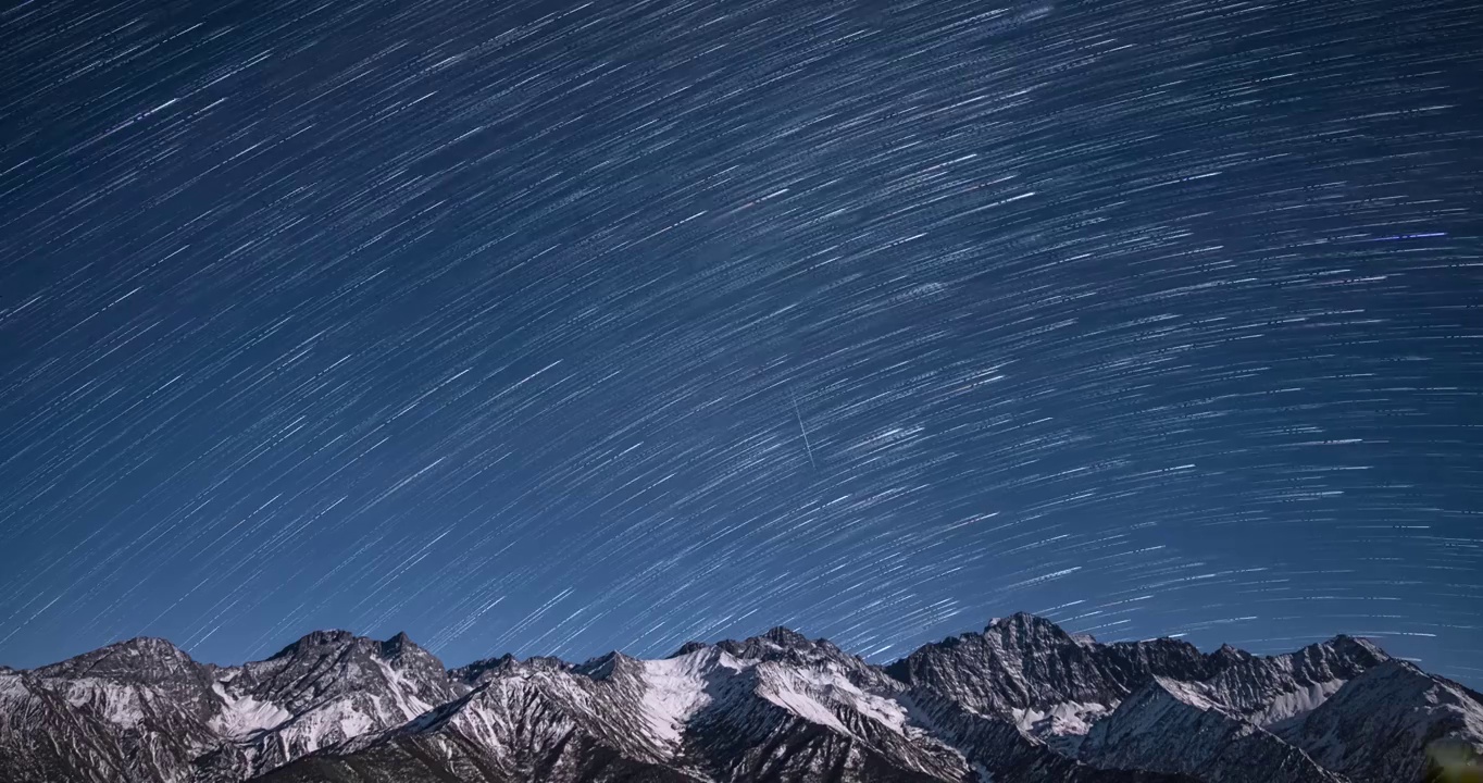 巴朗山上的星轨拖尾与双子座流星雨视频素材