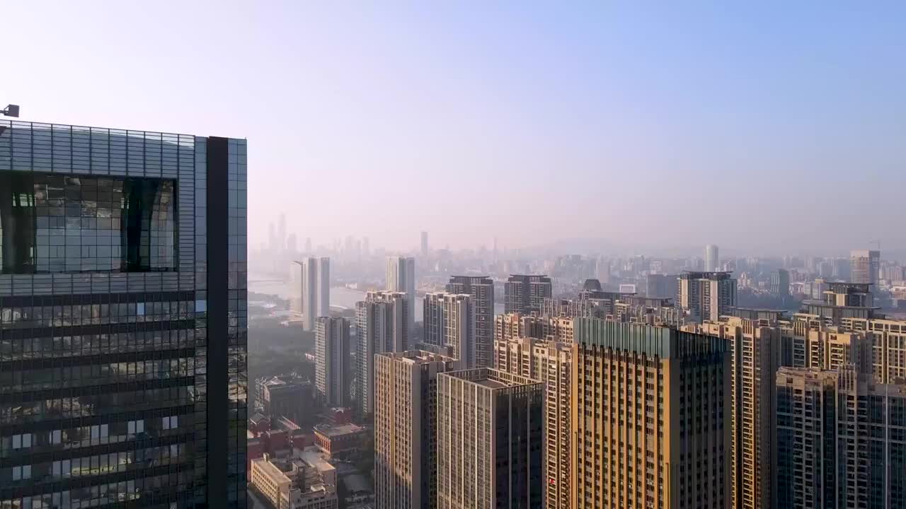 航拍黄昏下的广州城市建筑景观视频素材