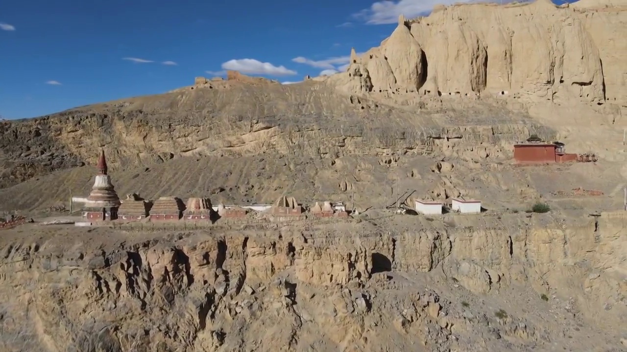 西藏地貌土林和高地的寺庙遗址视频素材