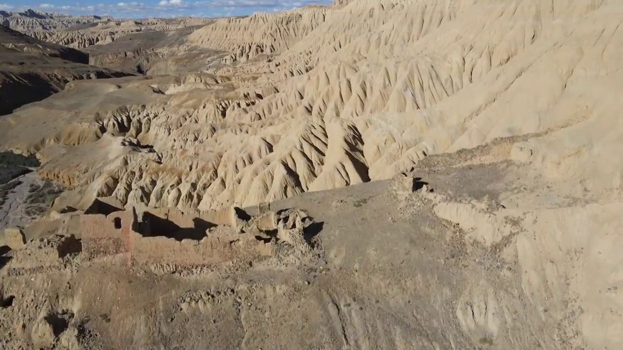 西藏地貌土林和高地的寺庙遗址视频素材