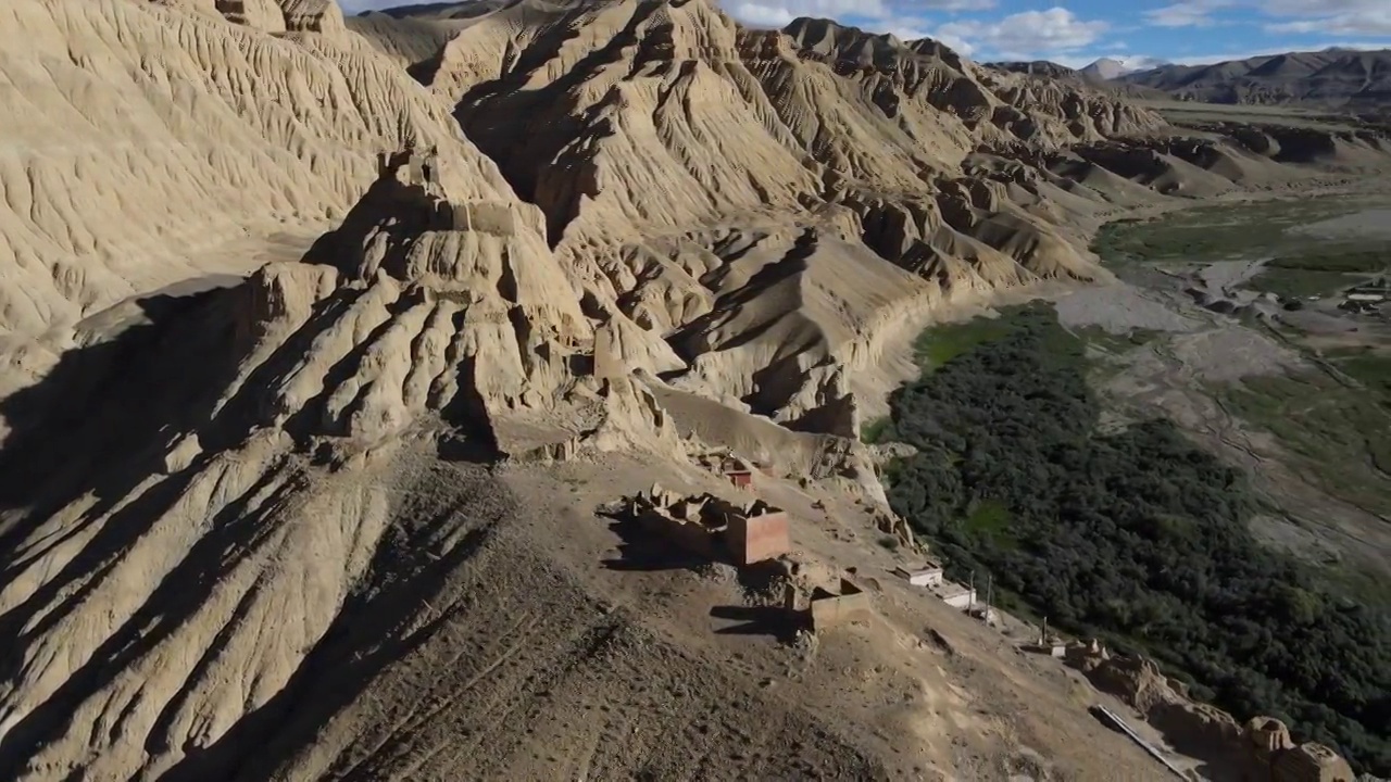 西藏地貌土林和高地的寺庙遗址视频素材