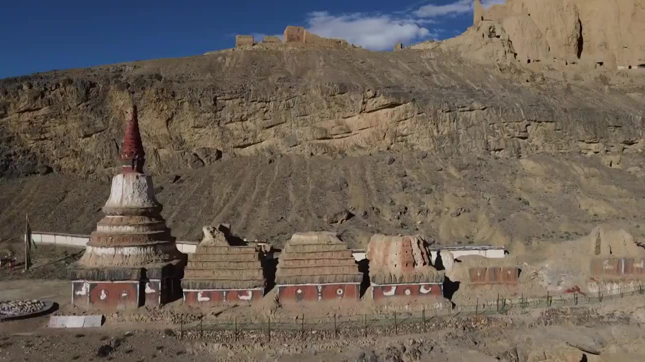 西藏地貌土林和高地的寺庙遗址视频下载