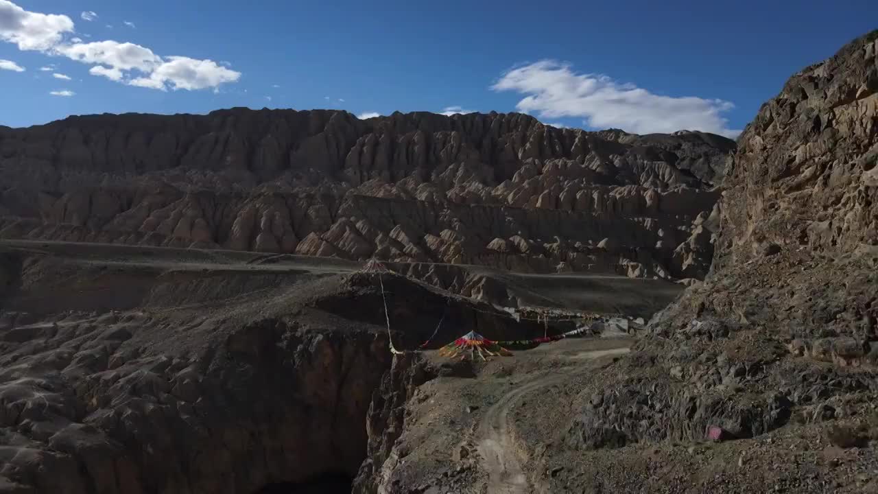 西藏地貌土林和高地的寺庙遗址视频下载