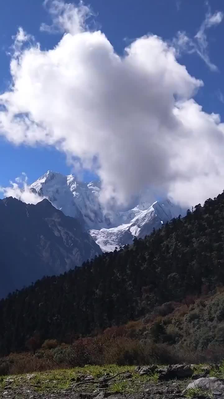 蓝天白云下梅里雪山的奶日顶卡峰、芒框腊卡峰、来日贡卡峰视频素材