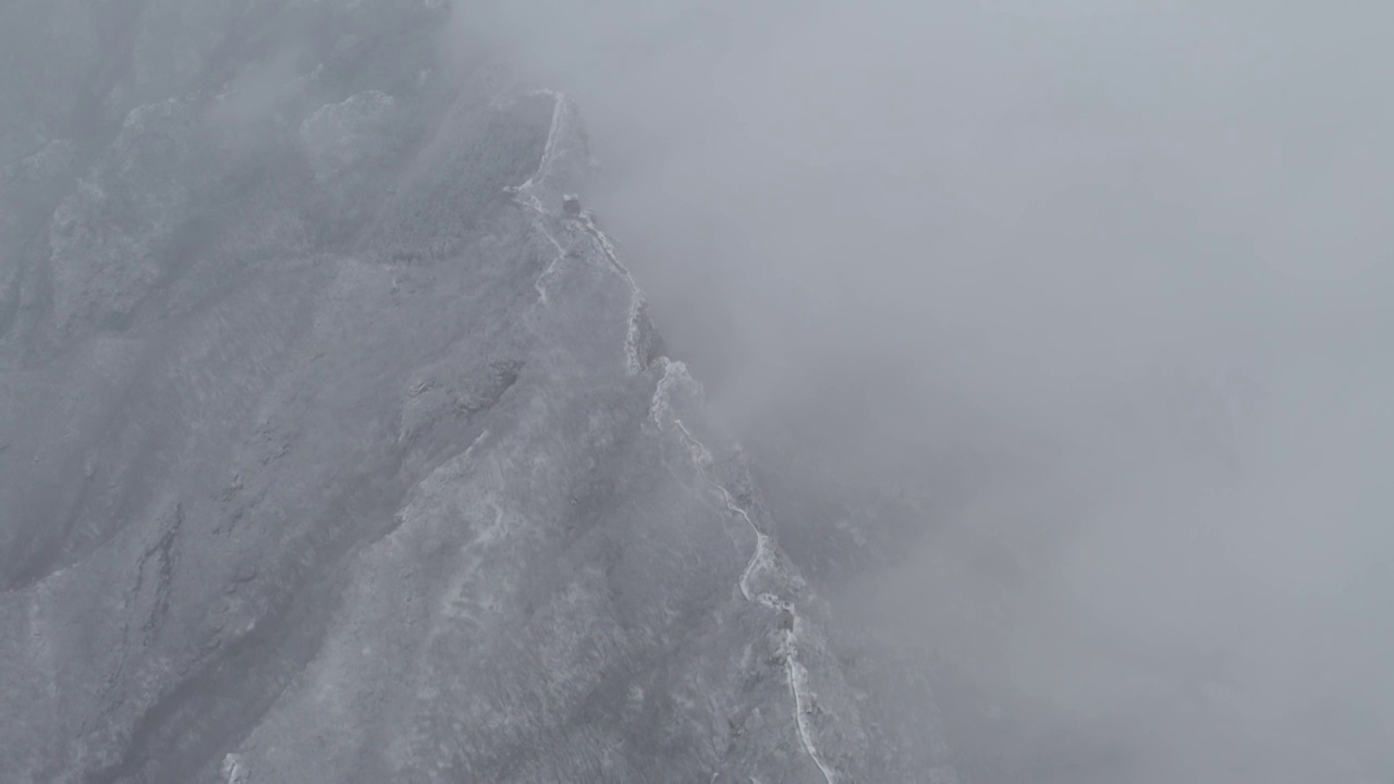 司马台长城单边墙雪景航拍视频素材