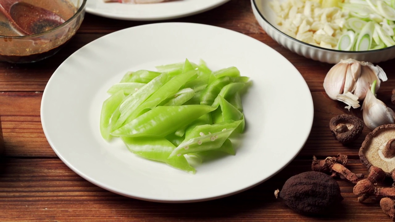 东北特色中餐红烧明太鱼视频素材