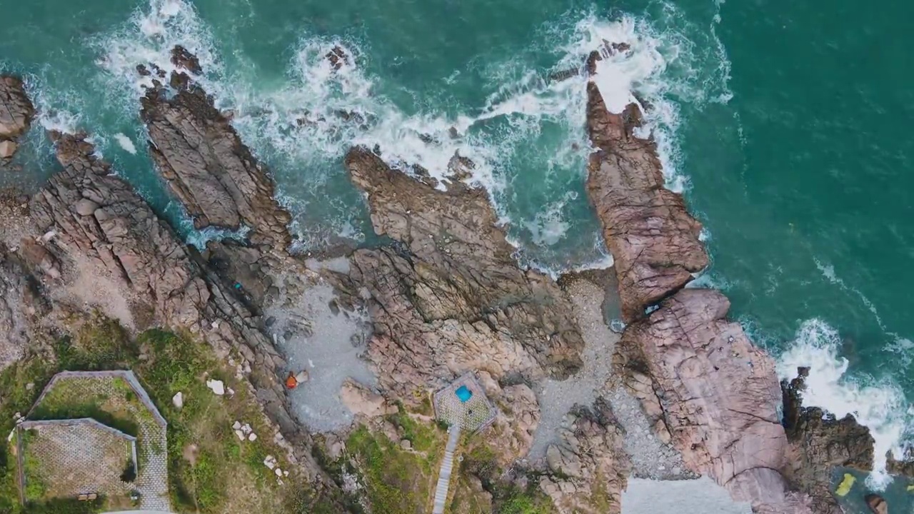 航拍海岛礁石海浪自然风光视频素材