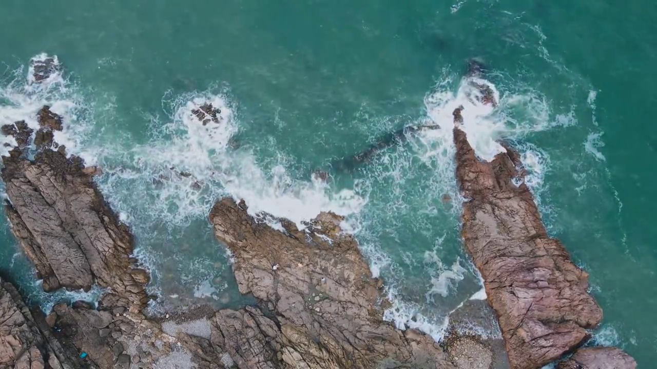 航拍海岛礁石海浪自然风光视频素材