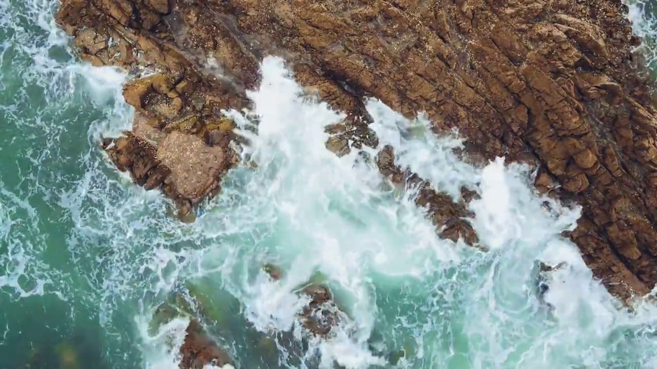 航拍海岛礁石海浪自然风光视频素材