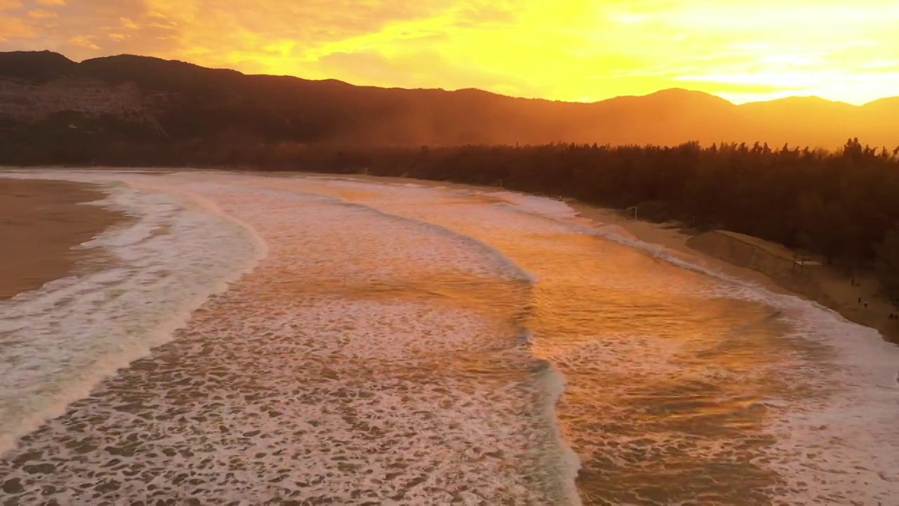 三亚皇后湾的夕阳，海滩，美丽夕阳，后海村，三亚，海边风景视频素材