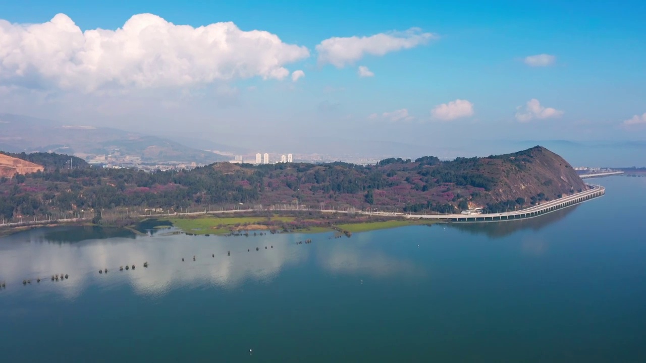 蓝天白云下的滇池航拍视频素材