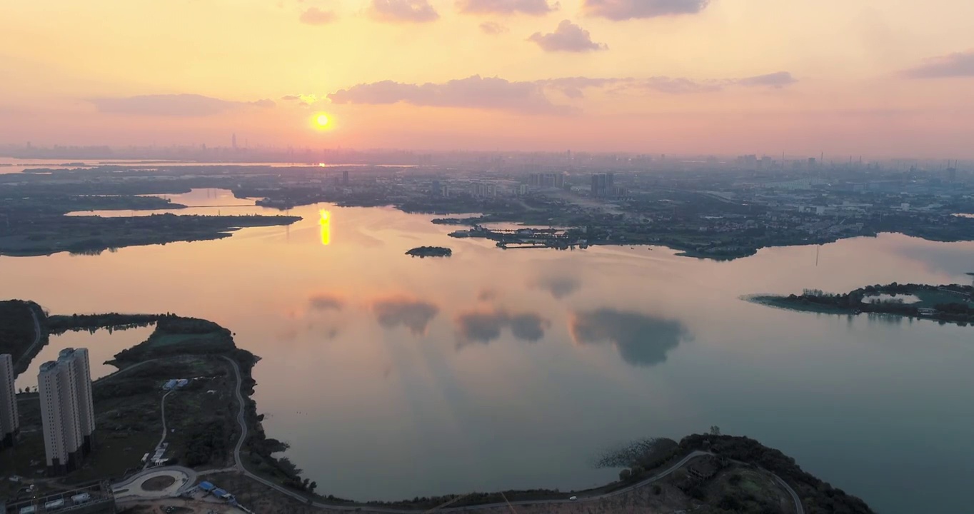 武汉东湖夕阳日落水中倒影709航拍视频素材